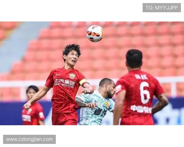 重庆当代迎战上港争夺中超积分榜关键战役全力以赴展现球队实力与斗志